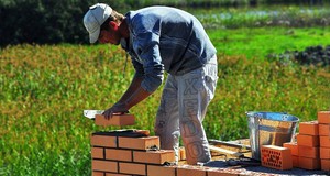 ¿Cuánto cuesta un albañil por hora? Precios en 2024