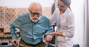 ¿Cuánto cuesta una cuidadora de adultos mayores puertas adentro?