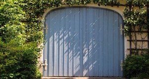 ¿Cuánto cuesta instalar una puerta de garaje? Precios 2026