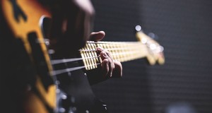 ¿Cuánto cuesta una clase de guitarra? Precios para 2024
