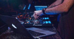 ¿Cuánto cuesta contratar a un DJ para fiestas y matrimonios?