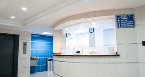 ¿Cuánto cobra una cuidadora de hospital? Valores en 2025