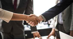 ¿Cuánto cuesta contratar a un abogado de extranjería? Precios en 2025