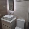 Baño depa Las Condes con mobiliario cubierta cuarzo blanco galaxy