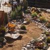 Jardin primavera, piedras de rio, arena y variedad de suculentas
