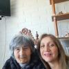 Almorzando y recordando sus historias de infancia