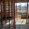 terminando encofrado de casa en obra 11 de la manaña lista para hormigonar