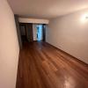 Depto con piso nuevo y pintado, antes tenía papel mural y alfombra